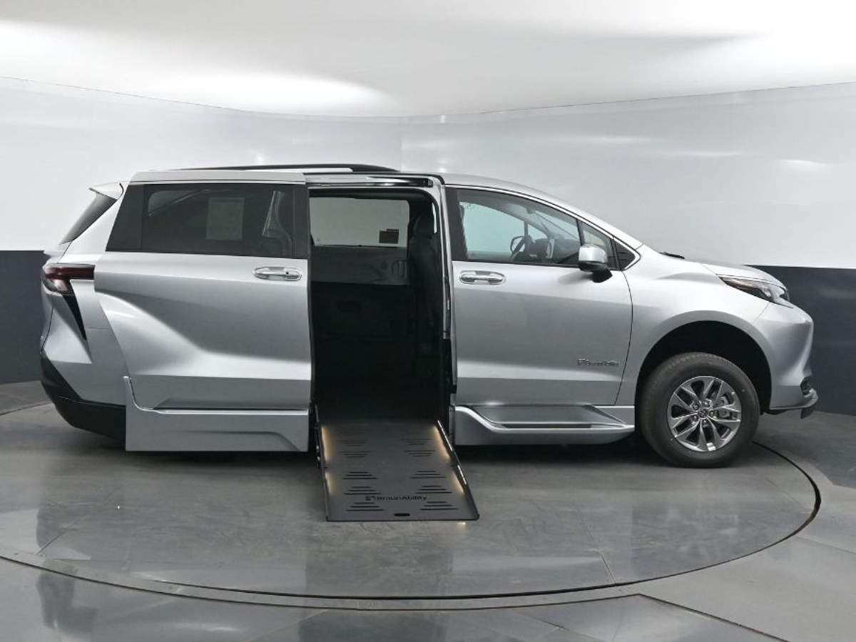 2025 TOYOTA SIENNA - Image 2