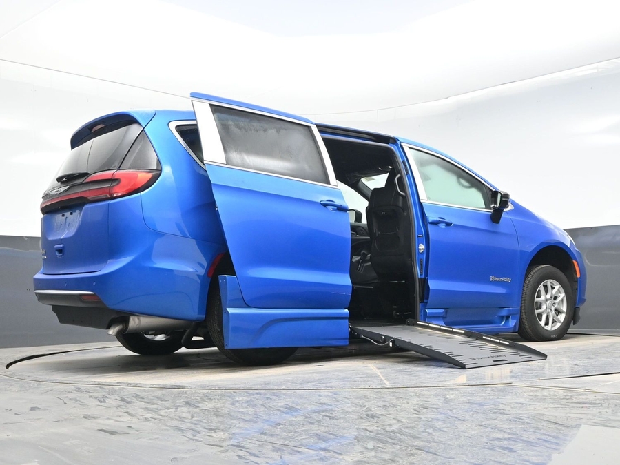 Blue Chrysler Pacifica image number 18