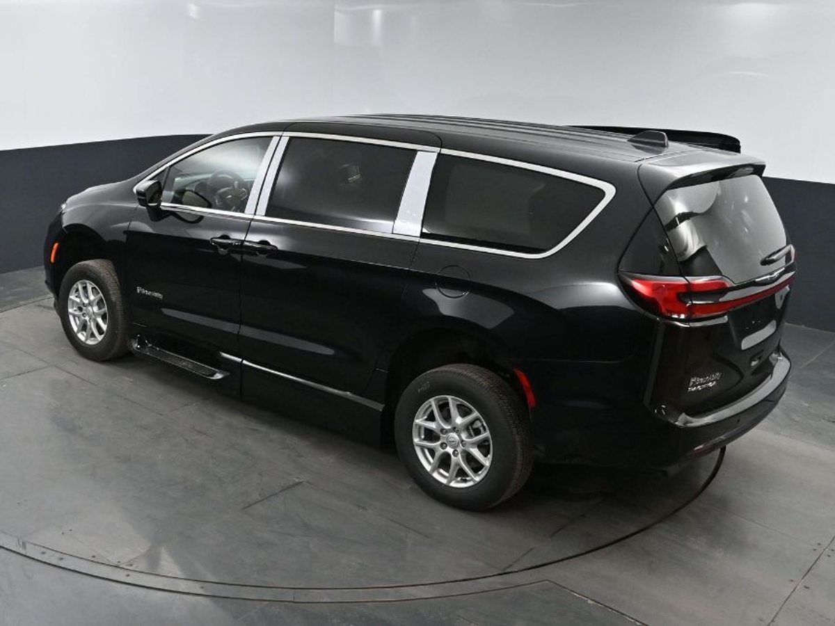 Black Chrysler Pacifica image number 24