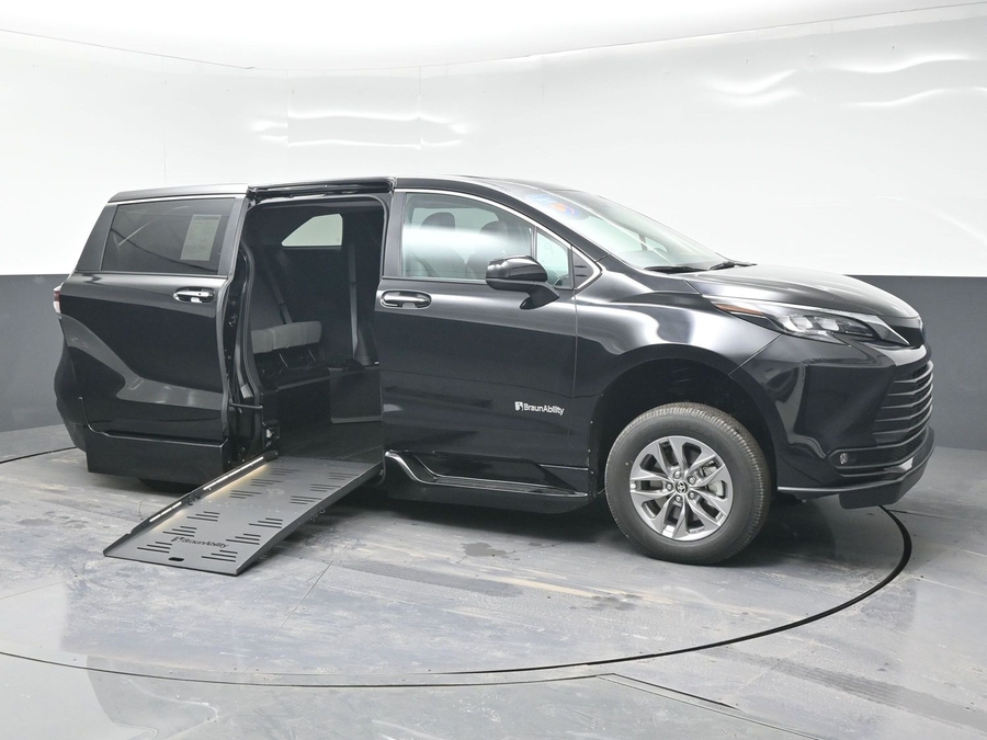 New 2025 Toyota Sienna Hybrid XLE Base - BraunAbility Side Entry Entry Fold Out Automatic Ramp