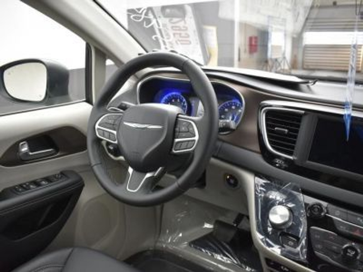 Grey Chrysler Voyager image number 11