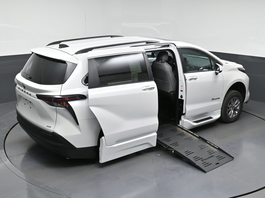 New 2026 Toyota Sienna Hybrid XLE Base - BraunAbility Side Entry Fold Out Automatic Ramp