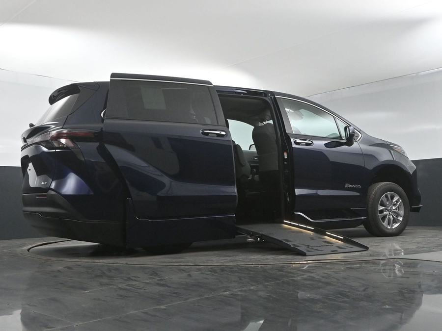 New 2025 Toyota Sienna Hybrid XLE Base - BraunAbility Side Entry Entry Fold Out Automatic Ramp