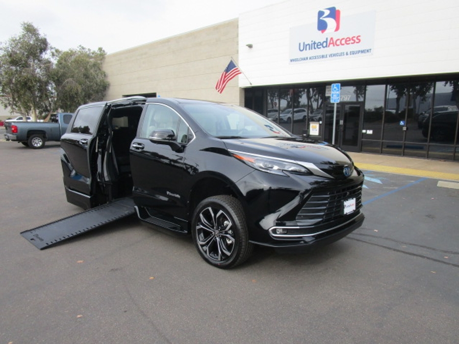 New 2025 Toyota Sienna Hybrid Platinum - BraunAbility Side Entry Entry In Floor Automatic Ramp