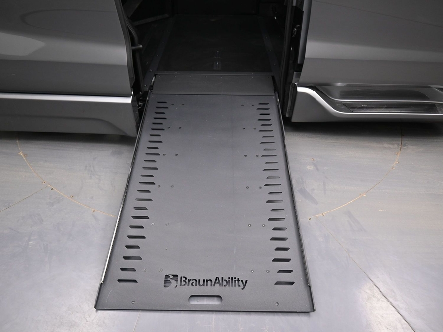 Grey Toyota Sienna image number 6