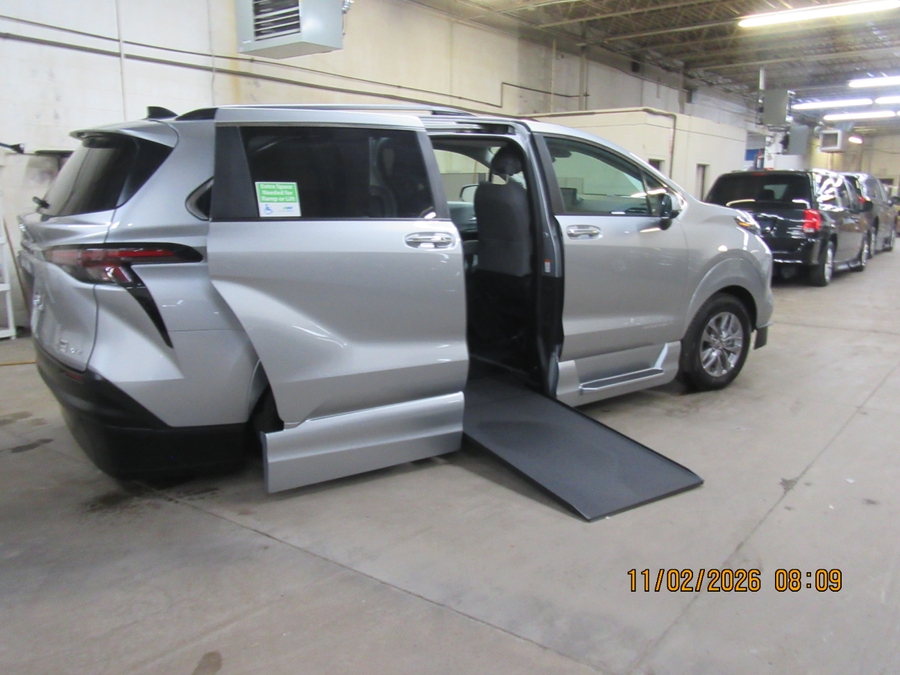 Silver Toyota Sienna image number 17