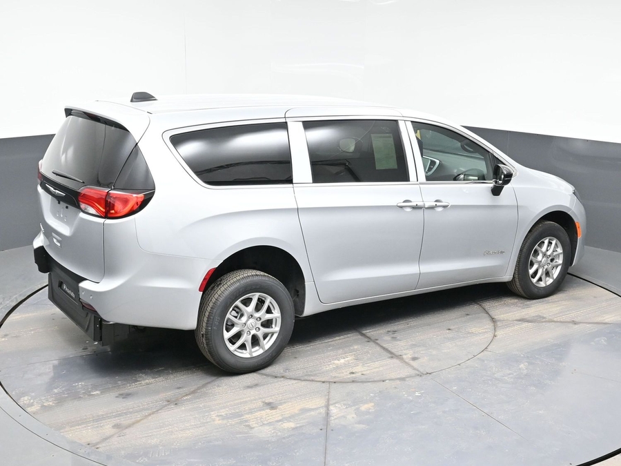 Silver Chrysler Voyager image number 24