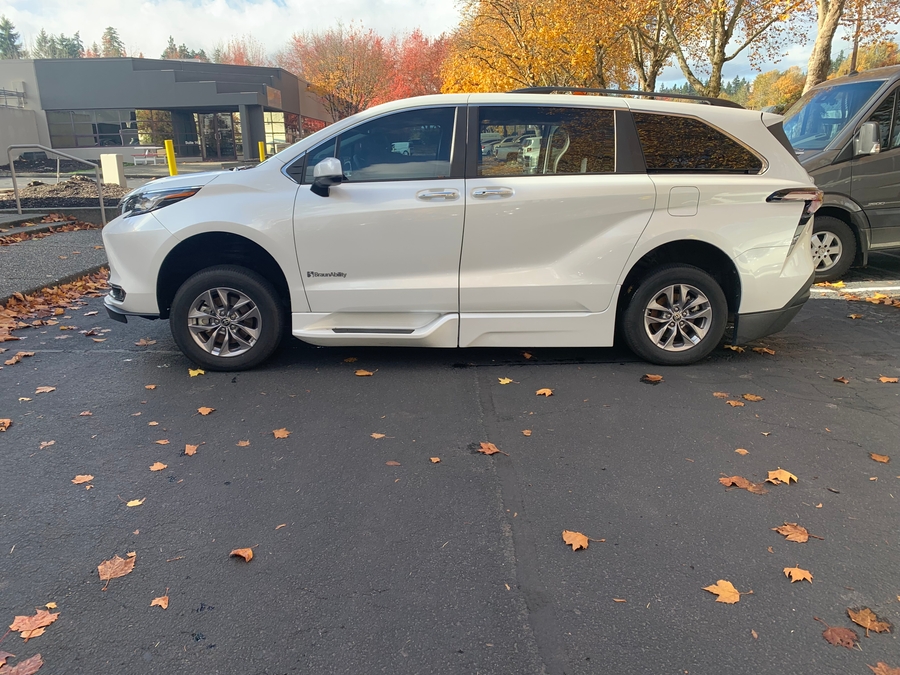Used 2023 Toyota Sienna Hybrid XLE - BraunAbility Side Entry Entry In Floor Automatic Ramp