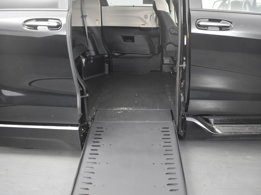 New 2025 Toyota Sienna Hybrid Platinum - BraunAbility Side Entry Entry In Floor Automatic Ramp