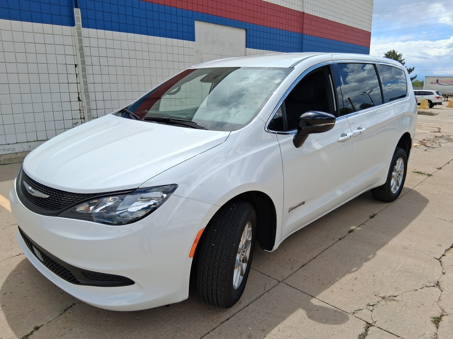 White Chrysler Voyager image number 11