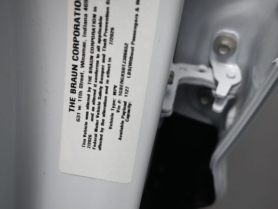 New 2026 Chevrolet Traverse 1LT - BraunAbility Side Entry In Floor Automatic Ramp