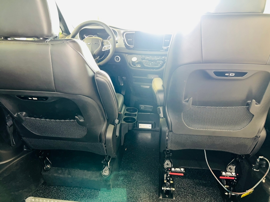 White Chrysler Pacifica image number 11