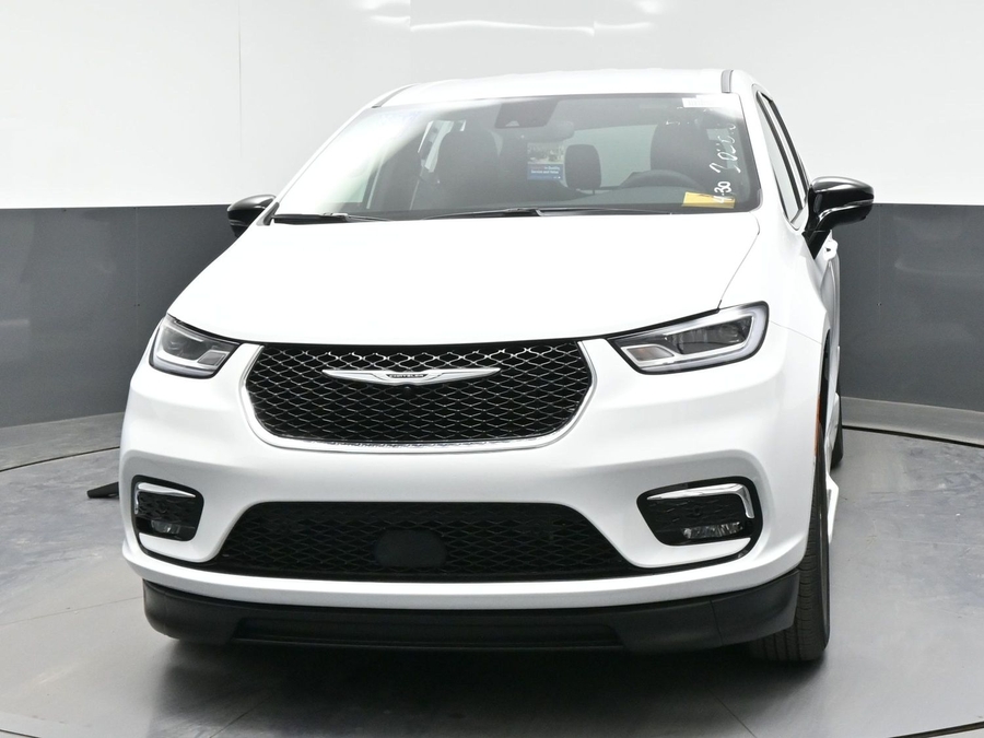 White Chrysler Pacifica image number 13