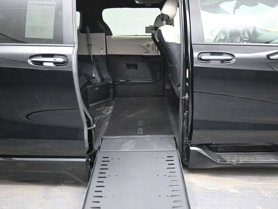 New 2025 Toyota Sienna Hybrid Platinum - BraunAbility Side Entry Entry In Floor Automatic Ramp