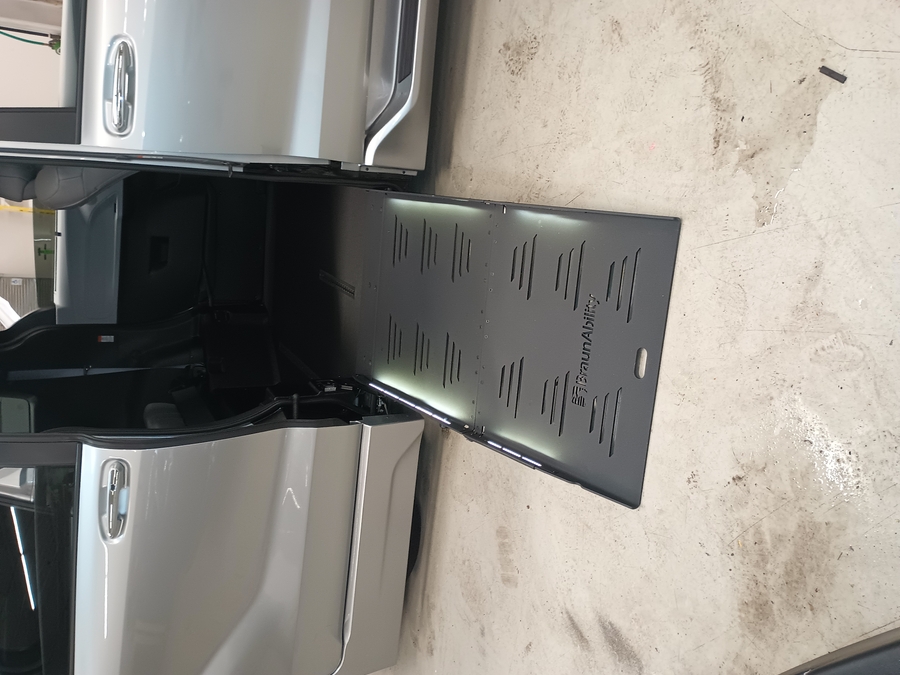 Silver Toyota Sienna image number 13