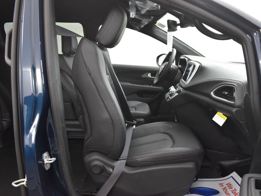 New 2025 Chrysler Pacifica Select Safety - BraunAbility Side Entry Entry In Floor Automatic Ramp
