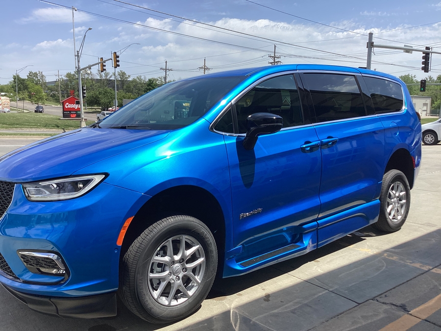 Blue Chrysler Pacifica image number 2