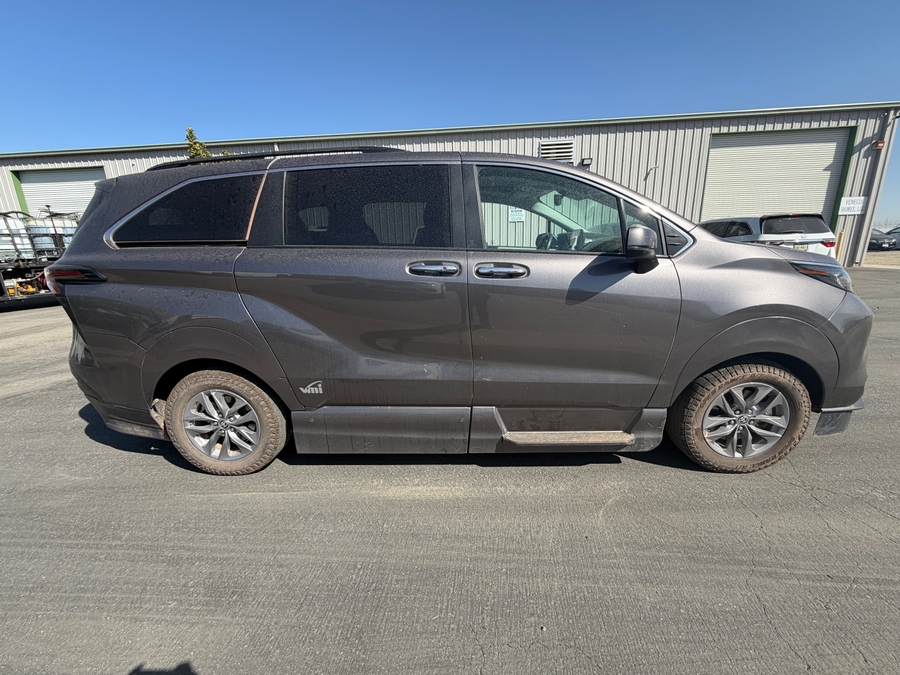 Grey Toyota Sienna image number 2