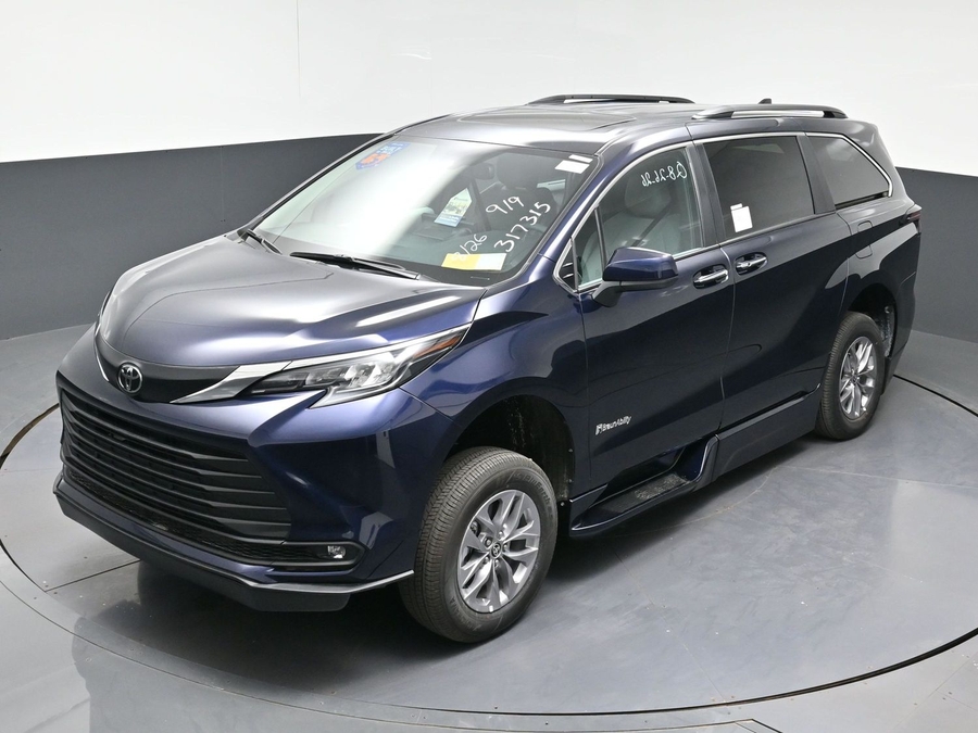 New 2026 Toyota Sienna Hybrid XLE Base - BraunAbility Side Entry In Floor Automatic Ramp