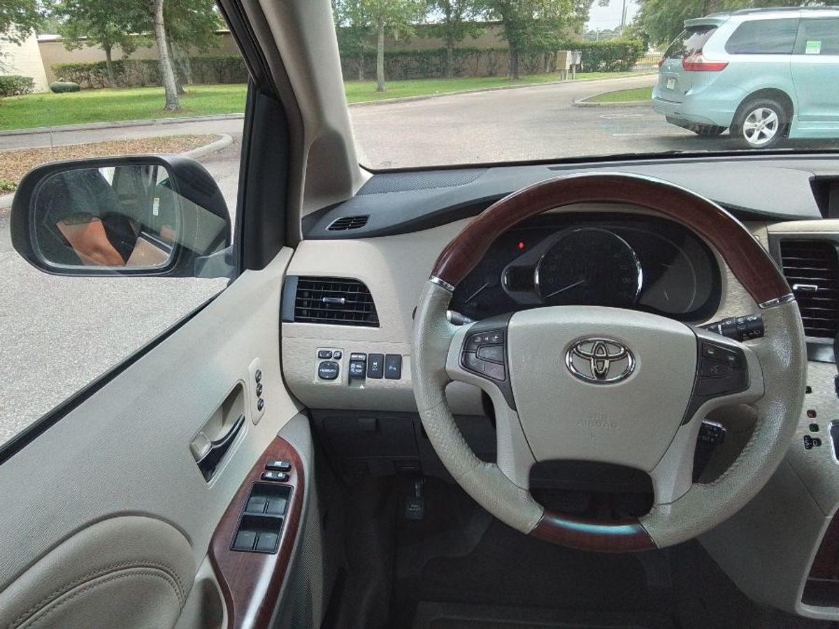 2011 TOYOTA SIENNA - Image 19