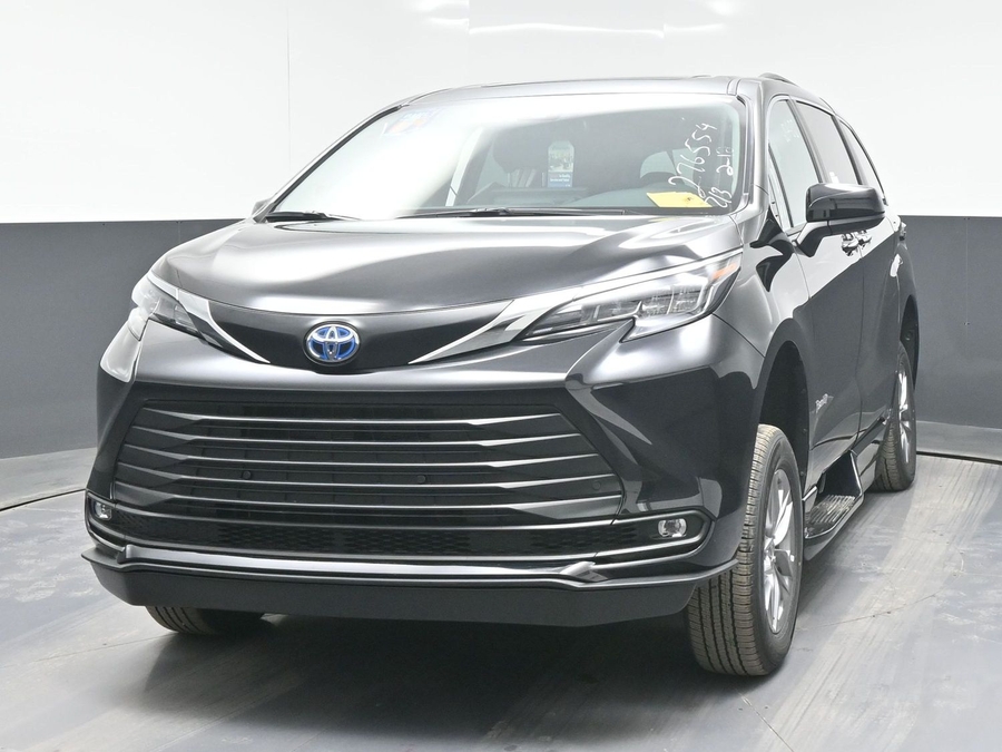 Black Toyota Sienna image number 1