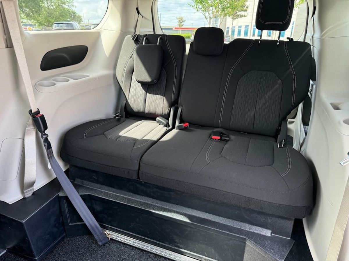 2024 CHRYSLER VOYAGER - Image 12