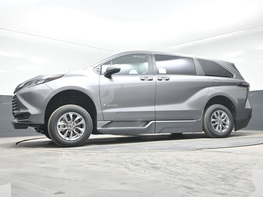 New 2026 Toyota Sienna Hybrid LE - BraunAbility Side Entry Entry Fold Out Automatic Ramp