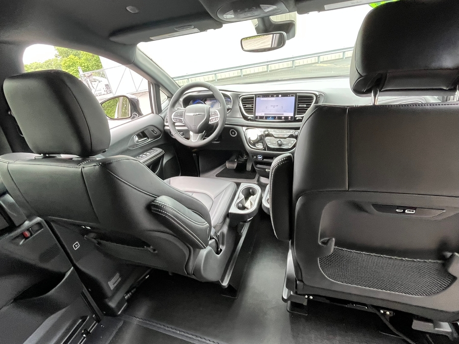 Silver Chrysler Pacifica image number 9