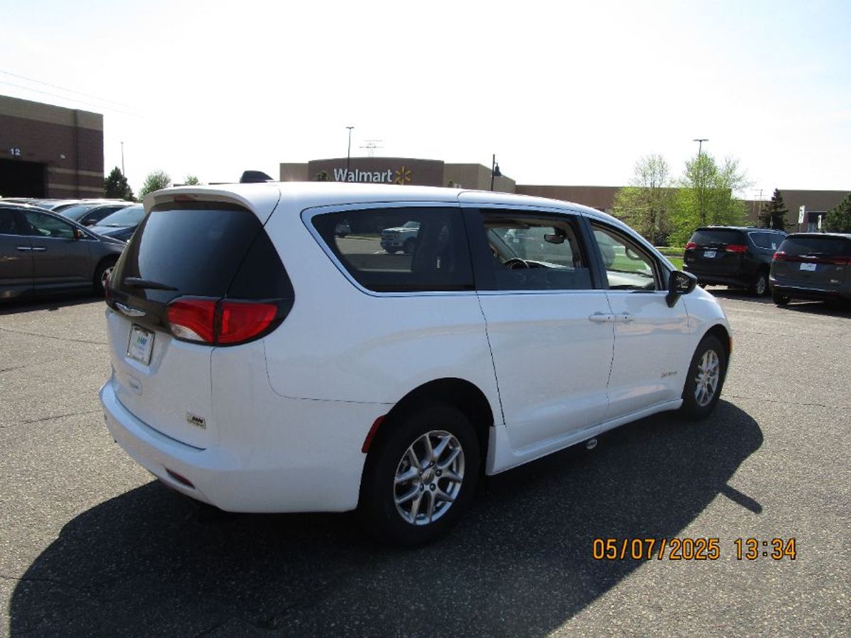White Chrysler Voyager image number 3