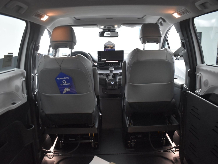 New 2025 Toyota Sienna Hybrid XLE Base - BraunAbility Side Entry Entry Fold Out Automatic Ramp