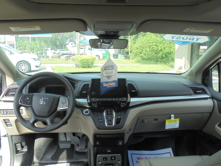 White Honda Odyssey image number 25