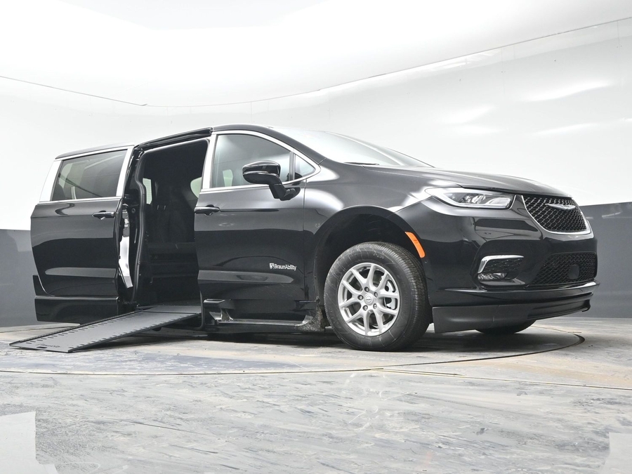 Black Chrysler Pacifica image number 16
