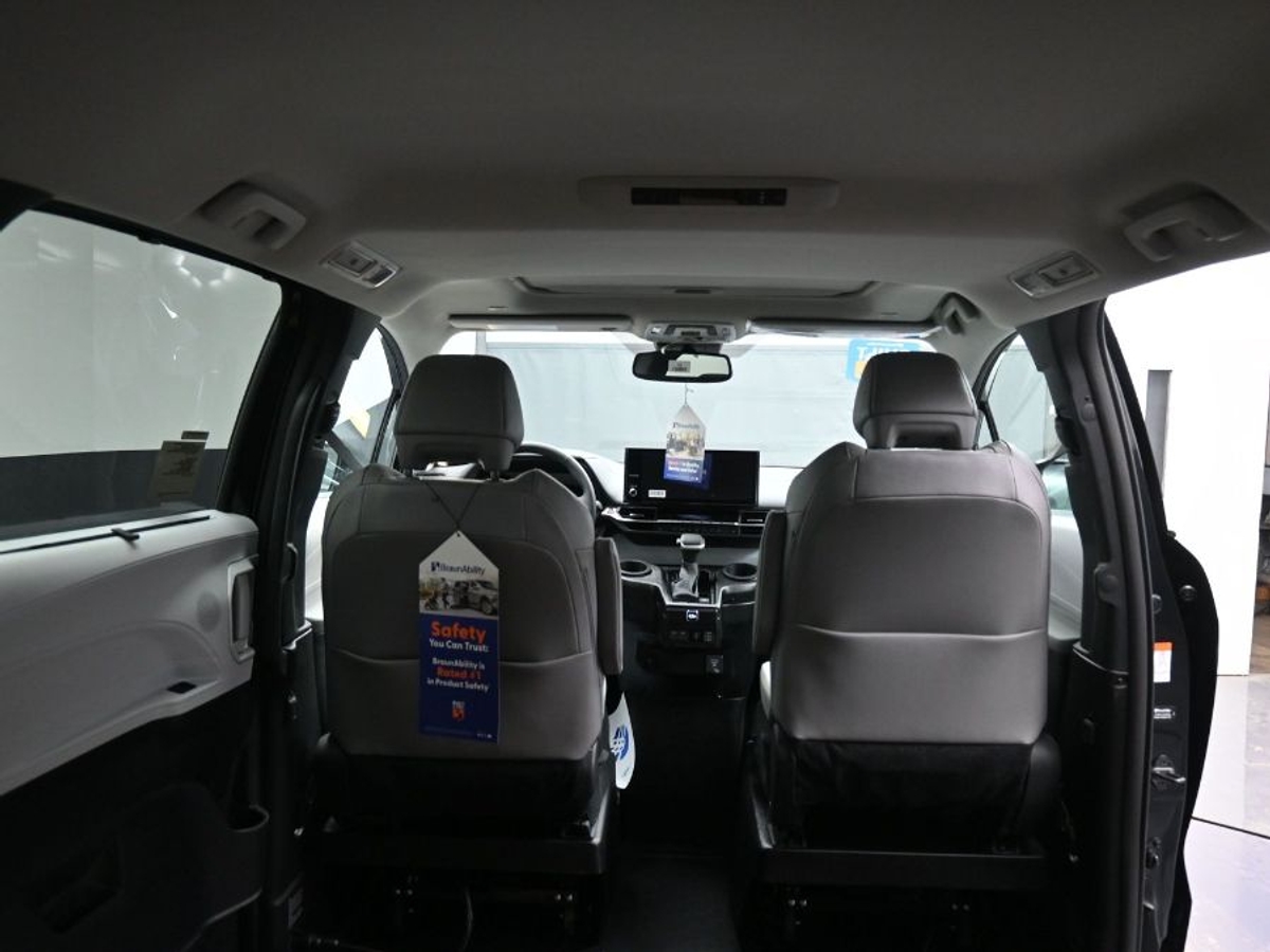 Black Toyota Sienna image number 14