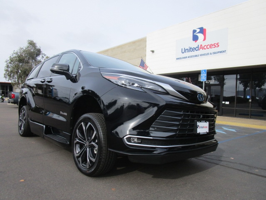 New 2025 Toyota Sienna Hybrid Platinum - BraunAbility Side Entry Entry In Floor Automatic Ramp