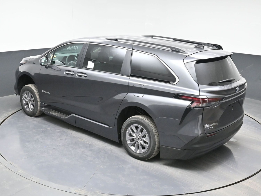 Grey Toyota Sienna image number 24