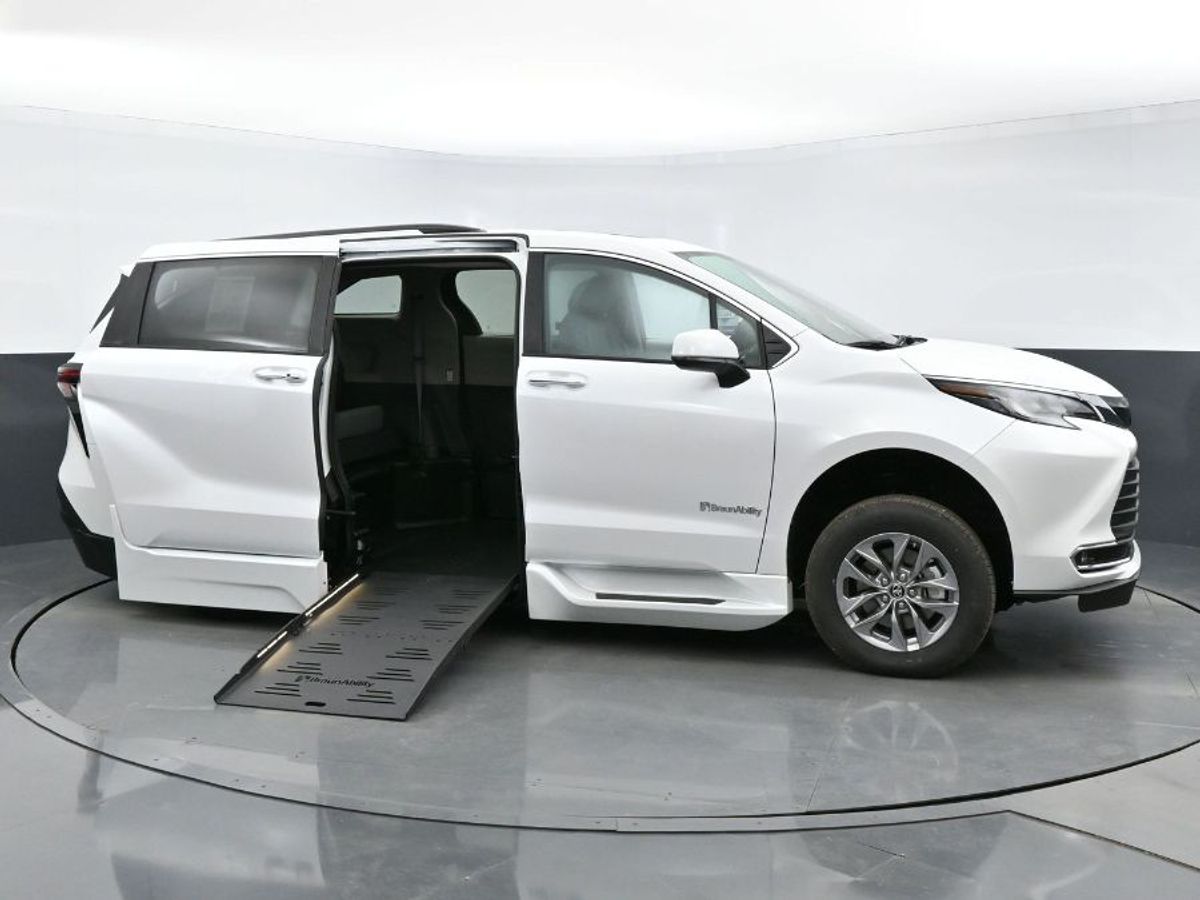 2023 Toyota Sienna XLE - Photo 1