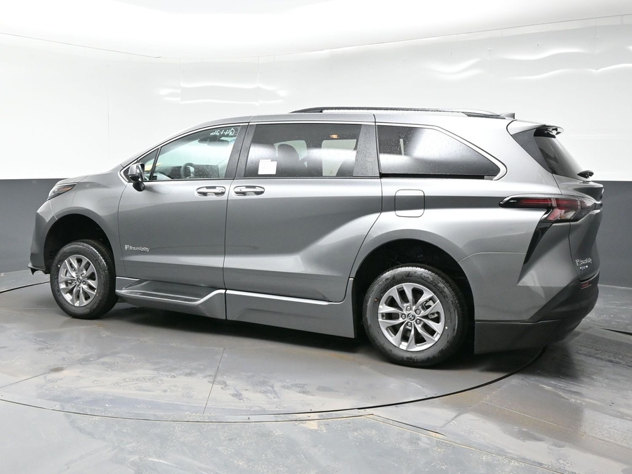 Grey Toyota Sienna image number 3