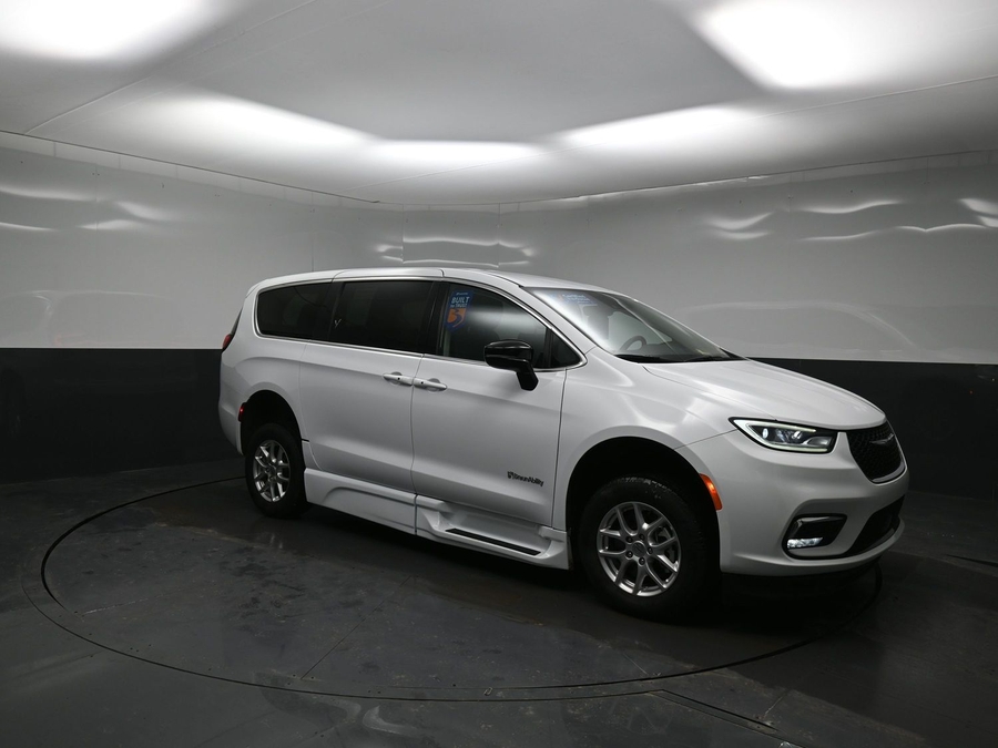 White Chrysler Pacifica image number 17