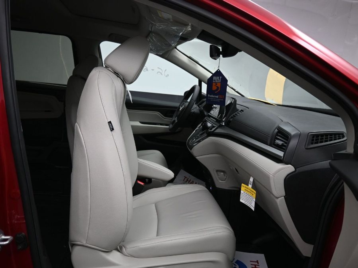 Red Honda Odyssey image number 5