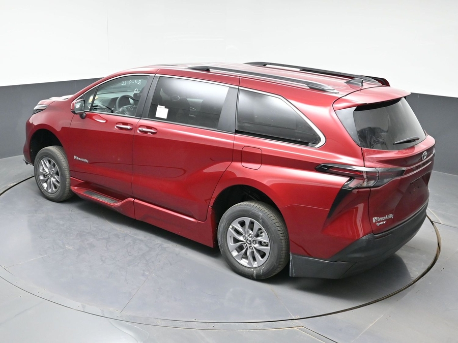 Red Toyota Sienna image number 21