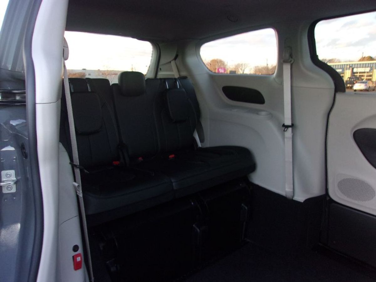 Grey Chrysler Pacifica image number 11