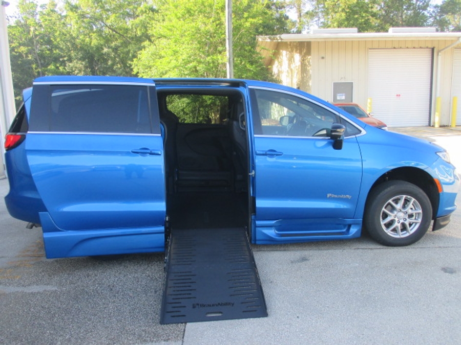 Blue Chrysler Pacifica image number 4