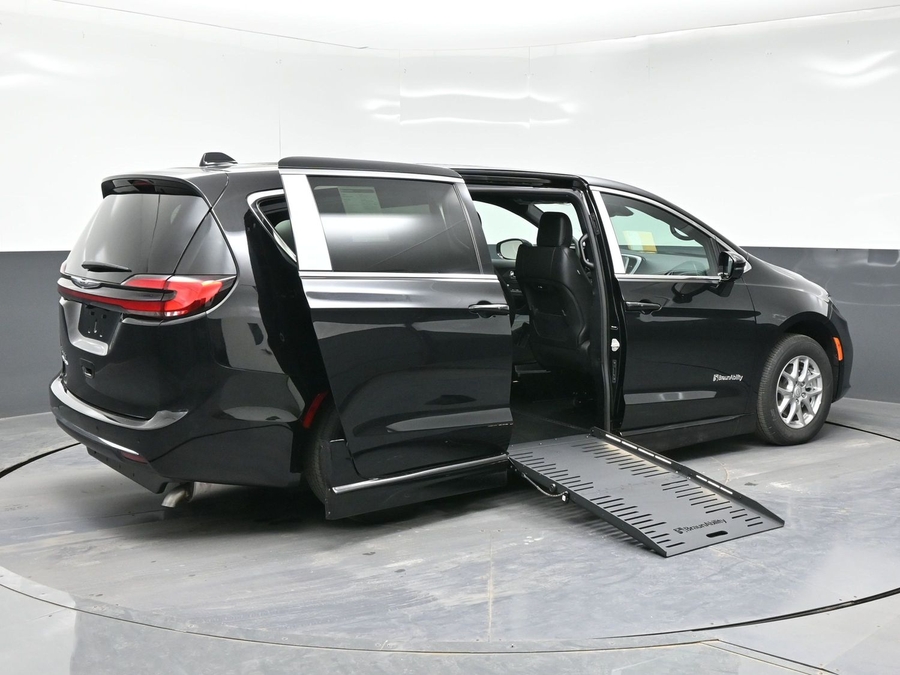 Black Chrysler Pacifica image number 4