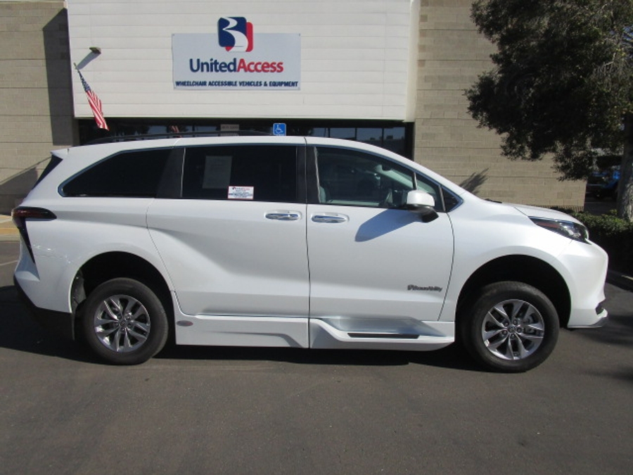 Used 2022 Toyota Sienna Hybrid XLE Base - BraunAbility Side Entry Entry Fold Out Automatic Ramp