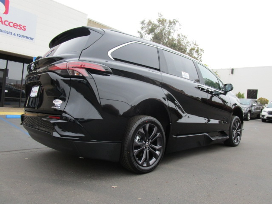 New 2025 Toyota Sienna Hybrid XSE Sport - BraunAbility Side Entry Entry In Floor Automatic Ramp