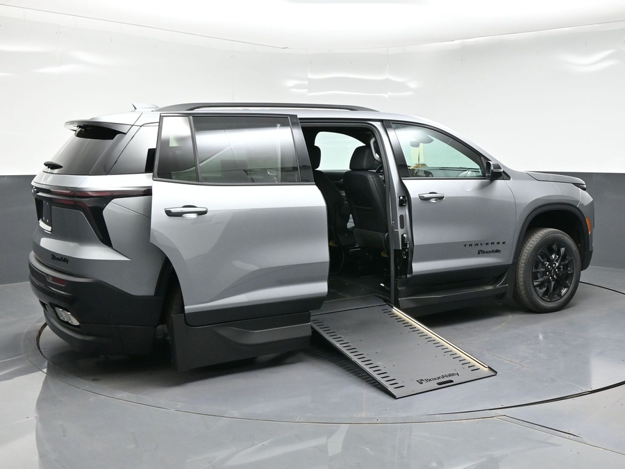 New 2026 Chevrolet Traverse 1LT Midnight - BraunAbility Side Entry In Floor Automatic Ramp