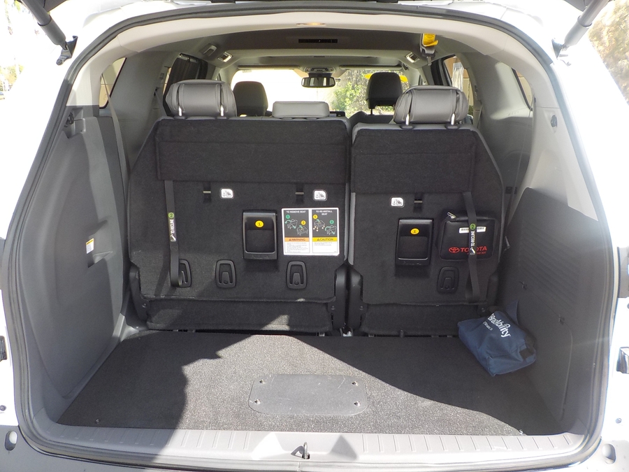 White Toyota Sienna image number 19