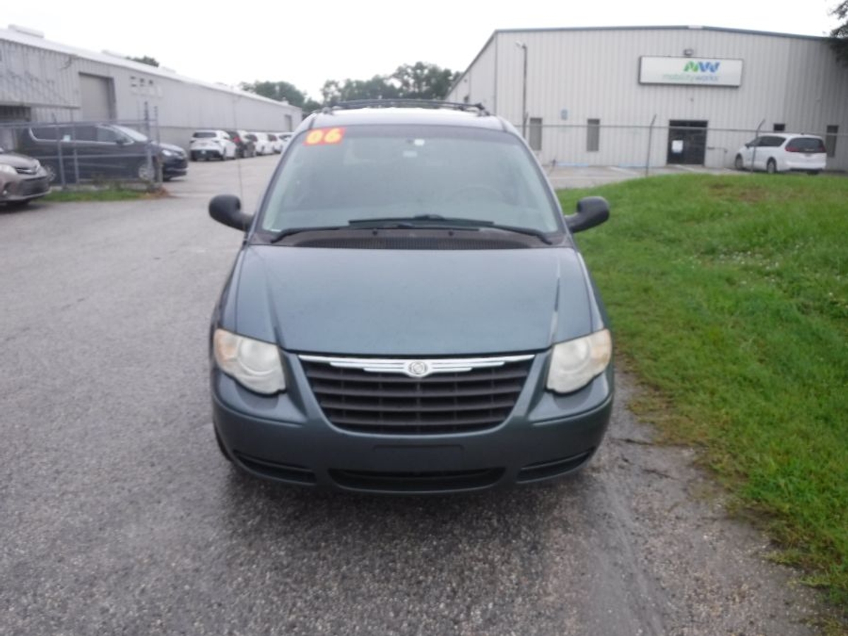 2006 CHRYSLER TOWN AND COUNTRY - Image 4