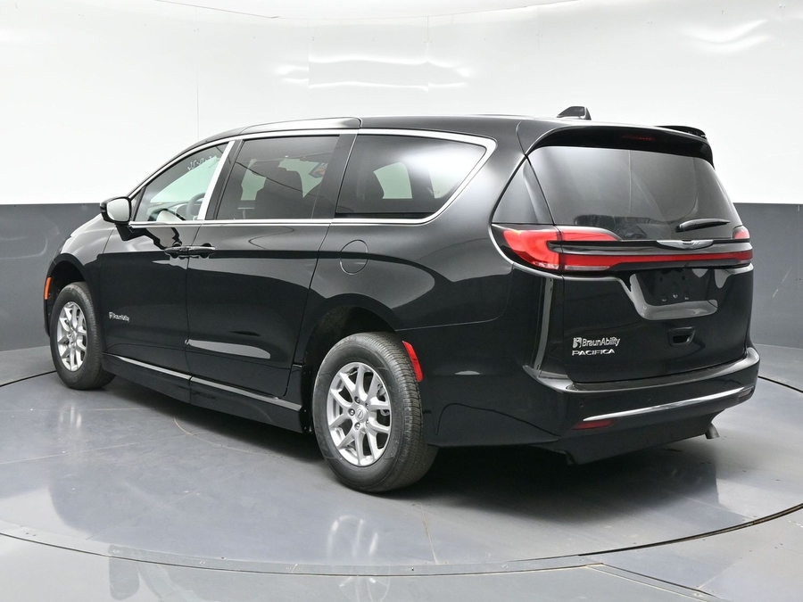 Black Chrysler Pacifica image number 2