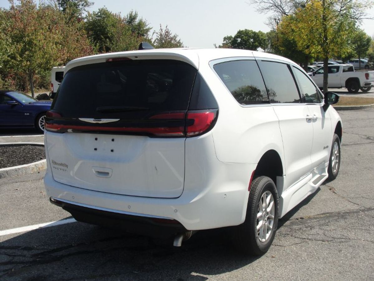 White Chrysler Pacifica image number 7